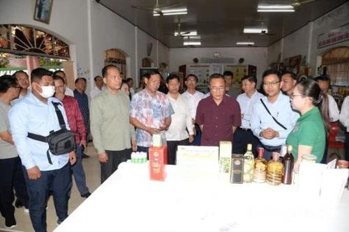 Đoàn công tác chính quyền tỉnh Prey Veng, Vương quốc Campuchia tham quan Trại rắn Đồng Tâm