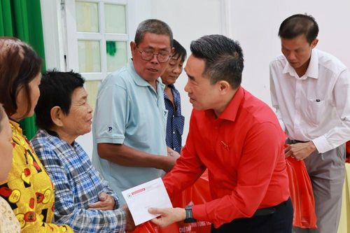 Trao tặng quà tết cho người dân có hoàn cảnh khó khăn