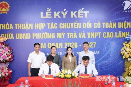 Đồng chí Châu Thị Mỹ Phương chứng kiến Lễ ký kết chuyển đổi số tại phường Mỹ Trà