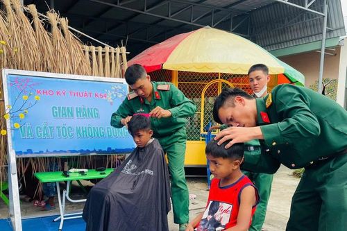 Thắm tình quân-dân tại phiên chợ Tết trong trường học