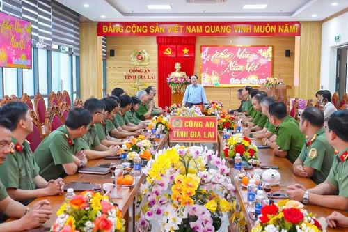 Chủ tịch UBND tỉnh Phạm Anh Tuấn thăm, chúc Tết các đơn vị lực lượng vũ trang