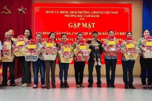 Phường Bắc Cam Ranh gặp mặt, tặng quà Tết cho 85 gia đình quân nhân