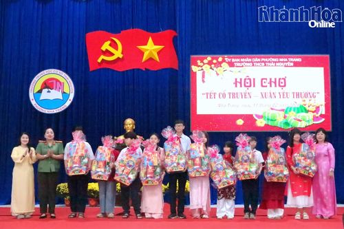 Trường THCS Thái Nguyên tổ chức hội chợ 'Tết cổ truyền - Xuân yêu thương'
