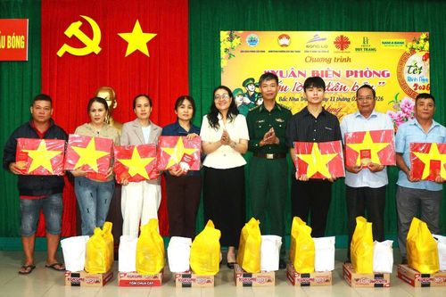 Tặng 89 suất quà, 233 chiếc bánh chưng cho người dân phường Bắc Nha Trang
