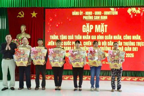 Phường Cam Ranh gặp mặt, tặng quà Tết cho 28 gia đình quân nhân đang làm nhiệm vụ tại Trường Sa và Nhà giàn DK1