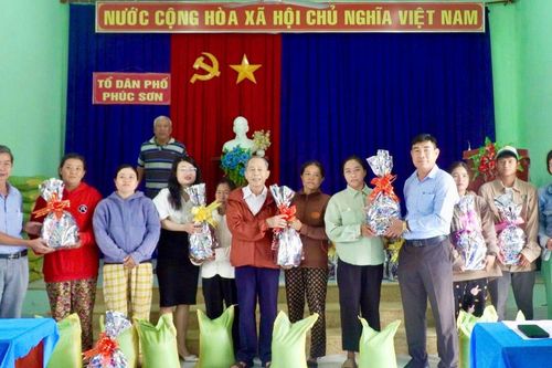 Trao 64 suất quà Tết cho đồng bào dân tộc thiểu số ở phường Cam Ranh