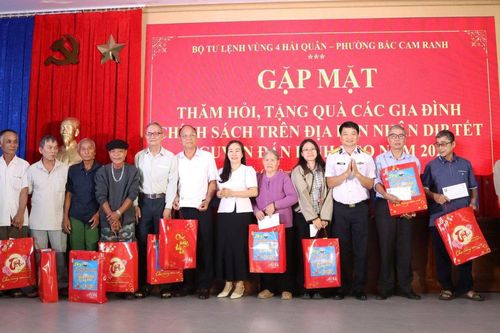 Bộ Tư lệnh Vùng 4 Hải quân tặng 103 suất quà Tết cho gia đình chính sách phường Bắc Cam Ranh