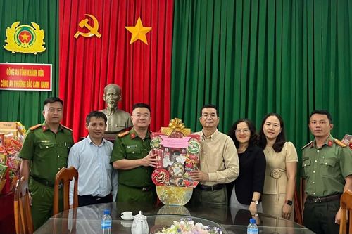 Phường Bắc Cam Ranh thăm, tặng quà các đơn vị làm nhiệm vụ dịp Tết