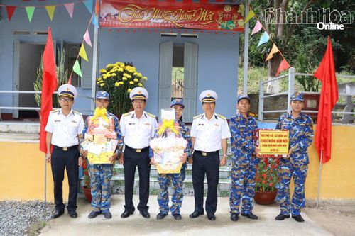 Bộ Tư lệnh Vùng 4 Hải quân thăm, tặng quà Tết các điểm đóng quân lẻ của Lữ đoàn 957