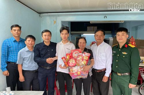 Phường Nam Nha Trang tặng quà Tết cho thanh niên chuẩn bị nhập ngũ có hoàn cảnh đặc biệt khó khăn