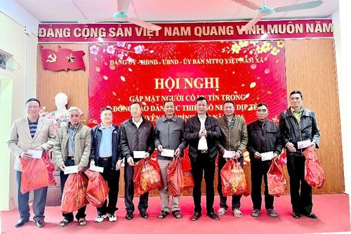 Gặp mặt, tặng quà người có uy tín tiêu biểu trong vùng đồng bào dân tộc thiểu số