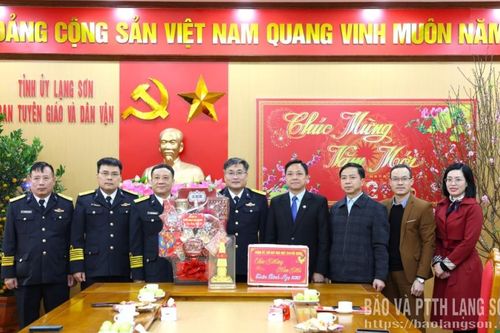 Đoàn công tác của các nhà máy thuộc Cục Hậu cần - Kỹ thuật Hải quân thăm, chúc tết Ban Tuyên giáo và Dân vận Tỉnh ủy