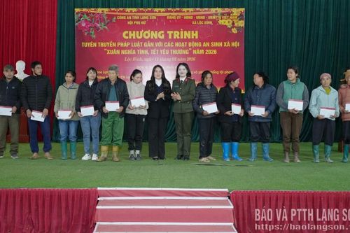 Tuyên truyền pháp luật và tặng quà tết tại xã Lộc Bình