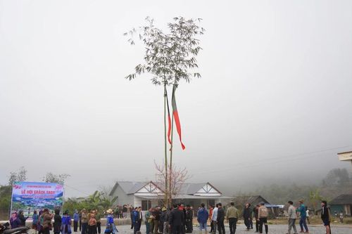 Người Mông xã Cao Sơn dựng cây nêu chuẩn bị lễ hội Gầu Tào