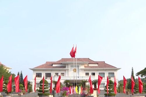 Hàm Tân lắng nghe và nói chuyện cùng dân