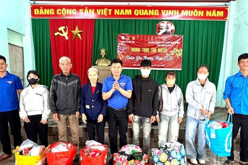 Chương trình tình nguyện 'Xuân yêu thương' tại xã Đắk Sắk