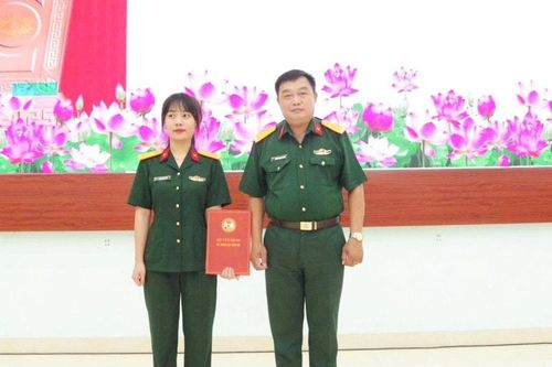 Lâm Đồng trao quyết định tuyển dụng quân nhân chuyên nghiệp cho thân nhân liệt sĩ