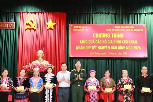 Trung đoàn 720 trao 700 phần quà cho hộ khó khăn vùng dự án