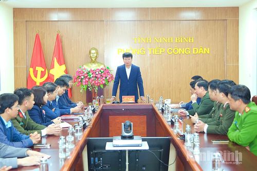 Đồng chí Phó Bí thư Tỉnh ủy, Chủ tịch UBND tỉnh Trần Huy Tuấn tiếp công dân định kỳ và chúc Tết cán bộ làm công tác tiếp dân