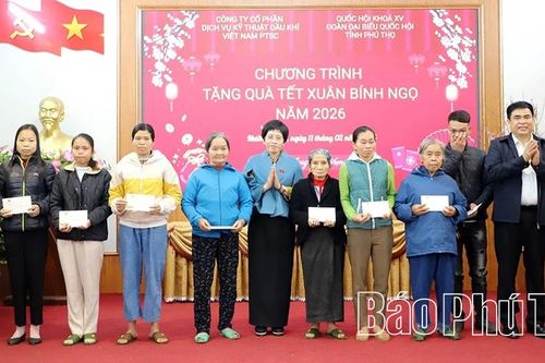 Đoàn đại biểu Quốc hội tỉnh trao 300 suất quà Tết tặng hộ nghèo các xã Ngọc Sơn, Nhân Nghĩa, Mường Vang