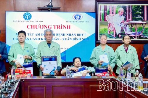 Bảo hiểm xã hội tỉnh trao 60 phần quà Tết tặng bệnh nhân có hoàn cảnh khó khăn