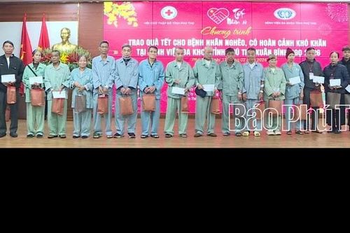 Trao 120 suất quà tặng bệnh nhân đang điều trị tại Bệnh viện Đa khoa tỉnh Phú Thọ