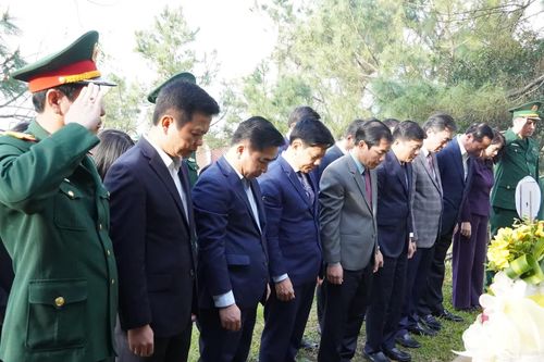 Các đồng chí lãnh đạo tỉnh viếng và dâng hương tại khu mộ Đại tướng Võ Nguyên Giáp