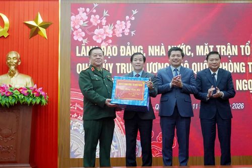 Đại tướng Nguyễn Trọng Nghĩa thăm, tặng quà Tết tại tỉnh Quảng Trị