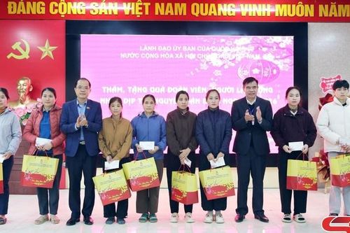 Trao quà Tết cho đoàn viên, người lao động tại xã Phù Yên, Tường Hạ