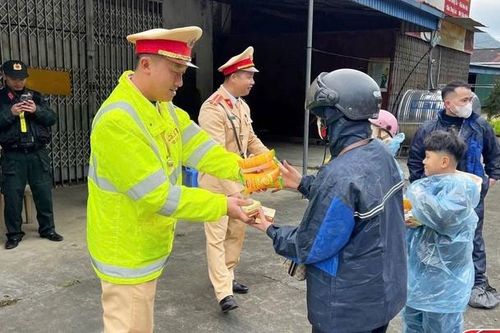 Cảnh sát giao thông phát nước uống, đồ ăn nhanh miễn phí trên các tuyến quốc lộ