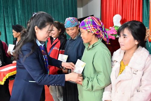 Phó Bí thư Thường trực Tỉnh ủy Lê Thị Kim Dung tặng quà các hộ nghèo xã Bình An