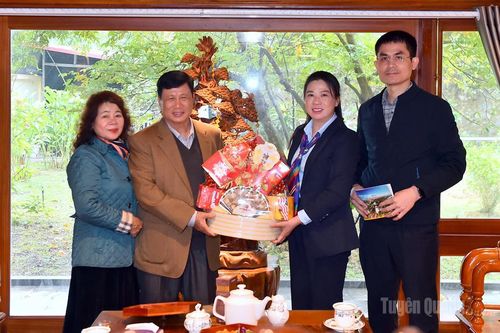 Phó Bí thư Thường trực Tỉnh ủy Lê Thị Kim Dung chúc Tết nguyên Bí thư Tỉnh ủy Tuyên Quang Nguyễn Sáng Vang