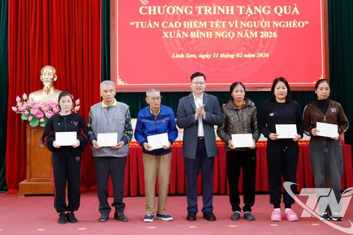 Lãnh đạo tỉnh tặng quà Tết các gia đình chính sách, hộ nghèo