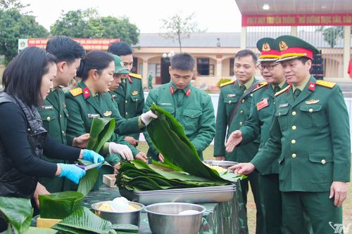 'Xuân đoàn kết - Tết ấm tình quân dân' tại Lữ đoàn 575