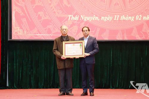 Truy tặng Huân chương Bảo vệ Tổ quốc hạng Ba cho Trung tá Lao Hoàng Hải