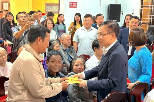 Lãnh đạo Trung ương, thành phố Huế thăm hỏi, chúc Tết các đối tượng chính sách, các vị chức sắc Phật giáo