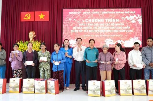 Lãnh đạo thành phố chúc Tết các đơn vị và tặng quà cho đối tượng có hoàn cảnh khó khăn