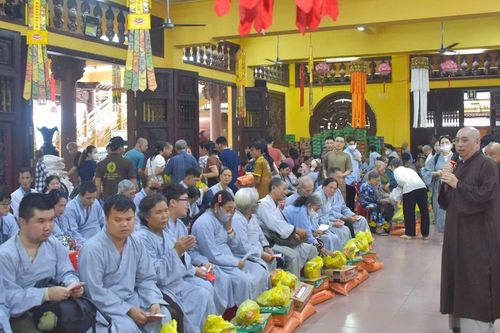Tổ đình Giác Lâm (TP.HCM) tặng 1.800 phần quà Tết đến gia đình khó khăn và người khiếm thị