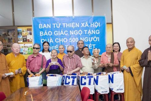 Ban Từ thiện xã hội Báo Giác Ngộ trao 500 phần quà Tết đến người mù, gia đình nghèo tại TP.HCM