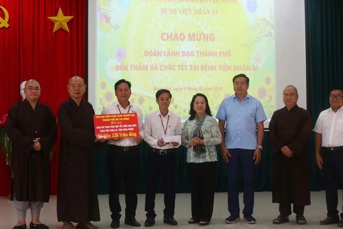 Phật giáo người Hoa TP.HCM tặng quà Tết tại Bệnh viện Nhân Ái