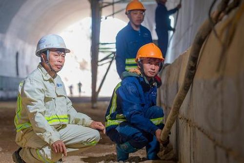 Doanh nghiệp giao thông thưởng tới 10 tháng thu nhập, trực Tết hưởng 400% lương