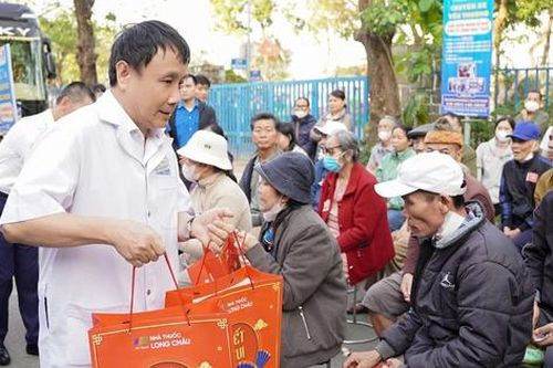 Huế: Hàng trăm bệnh nhân khó khăn được hỗ trợ xe về quê đón Tết