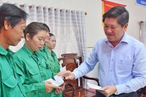 300 suất quà Tết đến với công nhân, người lao động ở Cà Mau