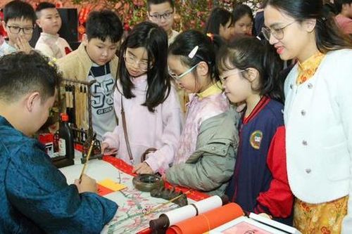 Hội chợ Xuân gắn kết: Tết cổ truyền và những trải nghiệm học đường