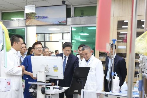 Bộ Y tế đánh giá cao Bệnh viện Đại học Y Hà Nội đã ứng dụng công nghệ robot vào hỗ trợ phẫu thuật