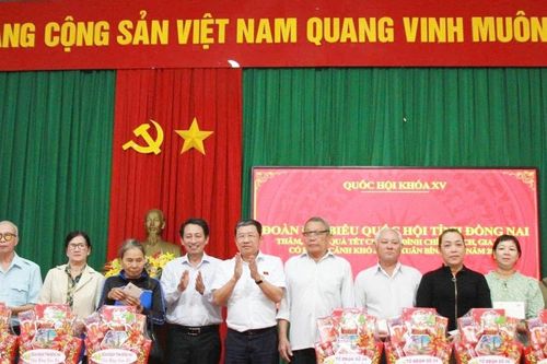 Phó Bí thư Đảng ủy Quốc hội Vũ Hải Hà thăm, tặng quà Tết tại xã Định Quán, La Ngà, tỉnh Đồng Nai