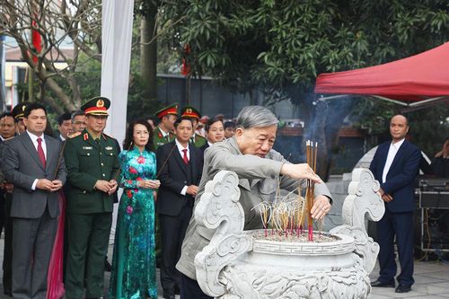 Tổng Bí thư Tô Lâm dâng hương tại Khu lưu niệm Tổng Bí thư Nguyễn Văn Cừ