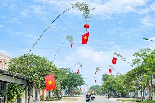 Cây nêu ngày Tết và lá cờ trên ngọn tre