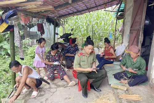 KOLs mang sắc phục Công an nhân dân