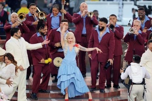 Lady Gaga xuất hiện bất ngờ tại Super Bowl Halftime Show 2026